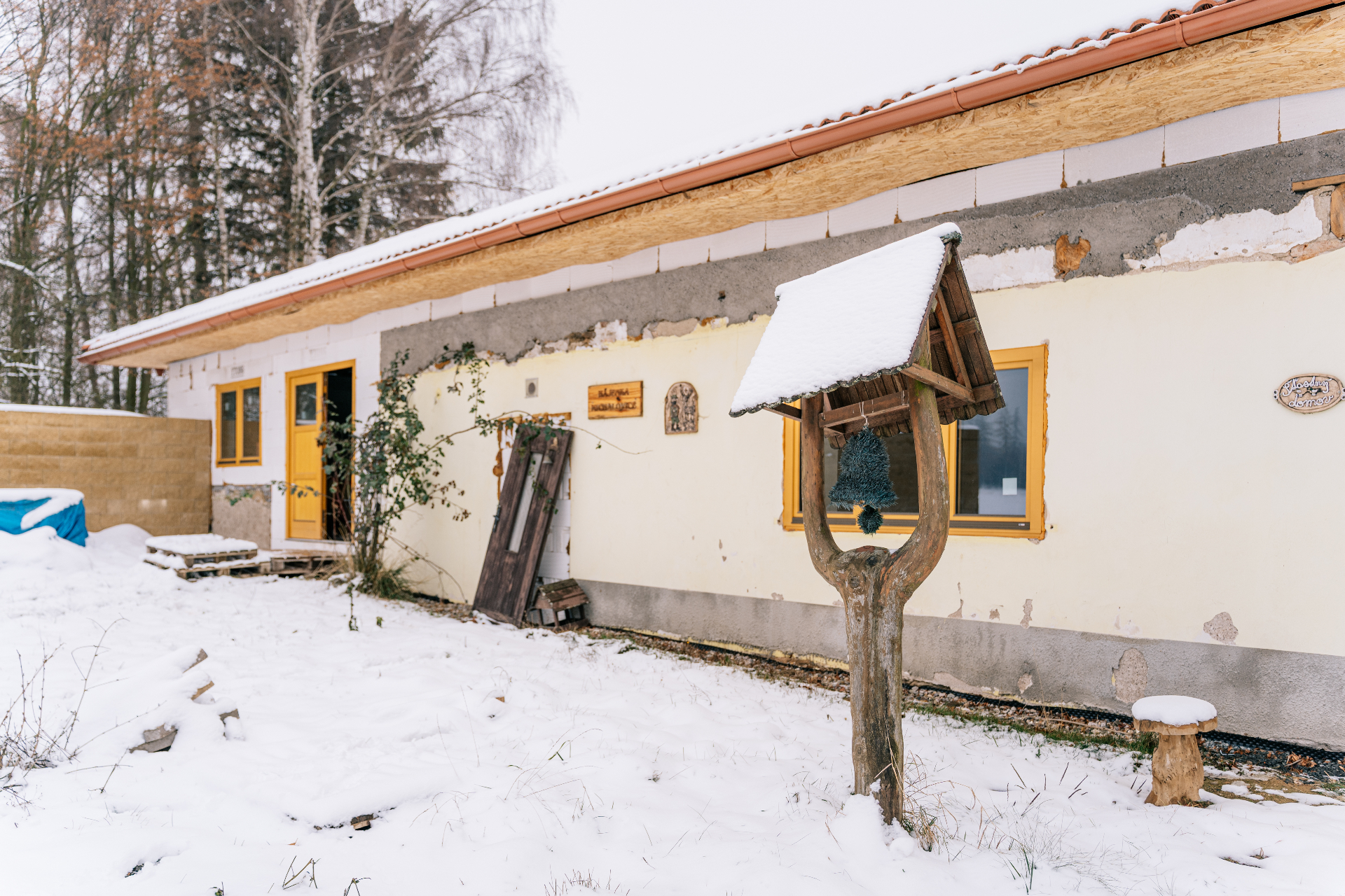 Hájenka Michalovice — aktuální stav s detailem studny