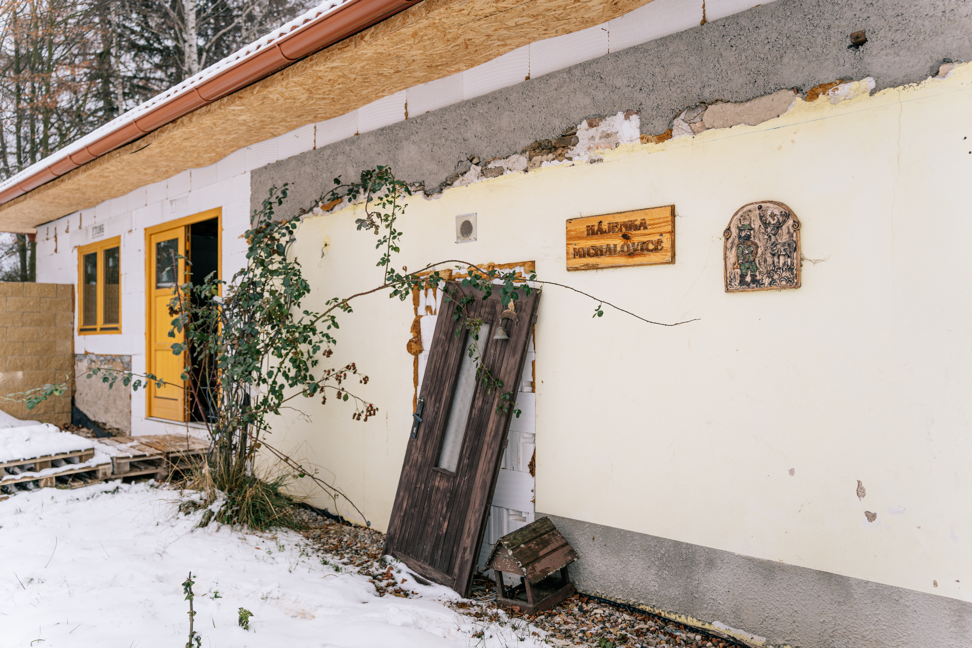 Hájenka Michalovice — aktuální stav s detailem fasády